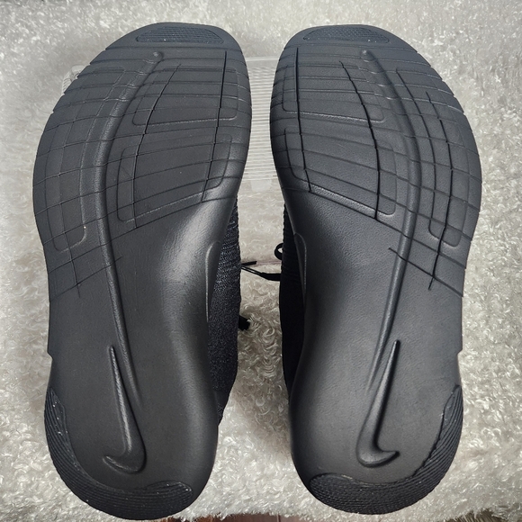 Nike Black Athletic Shoes with Sleek Design - Picture 3 of 10